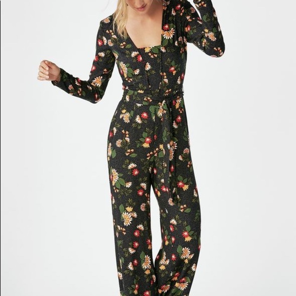 🌼 Floral retro inspired jumpsuit by Justfab
